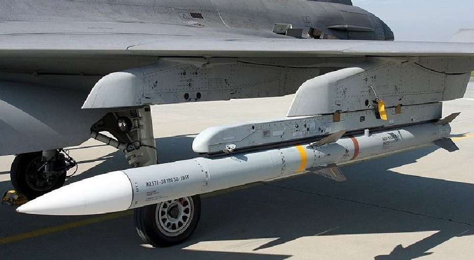 AIM-120 aktív lokátoros önirányítással működő levegő-levegő rakéta