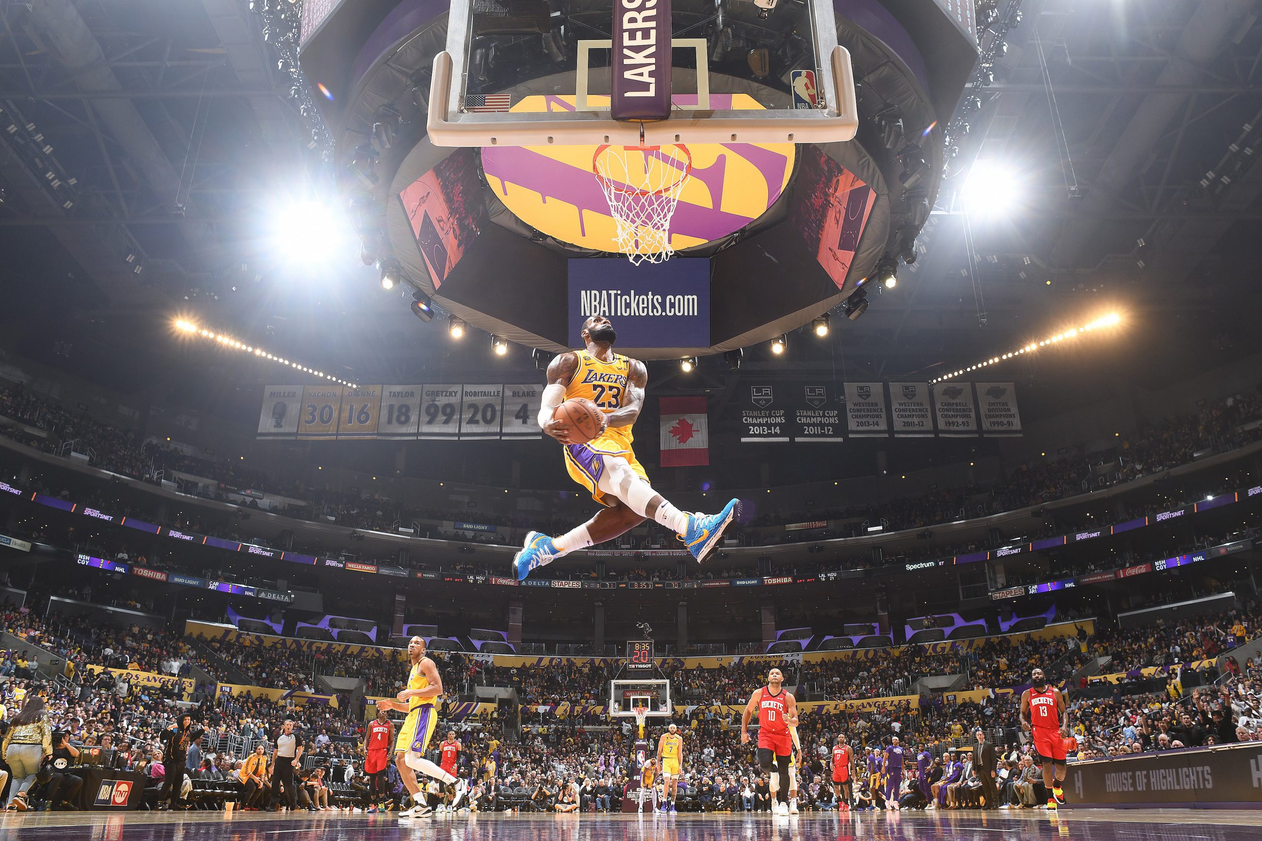 Lebron James zsákolása egy Houston Rockets elleni meccsen a 2020-as évből.