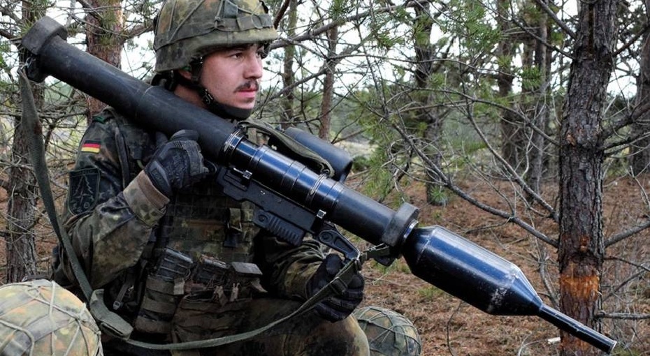 Panzerfaust 3 rakétameghajtású gránátot kilövő